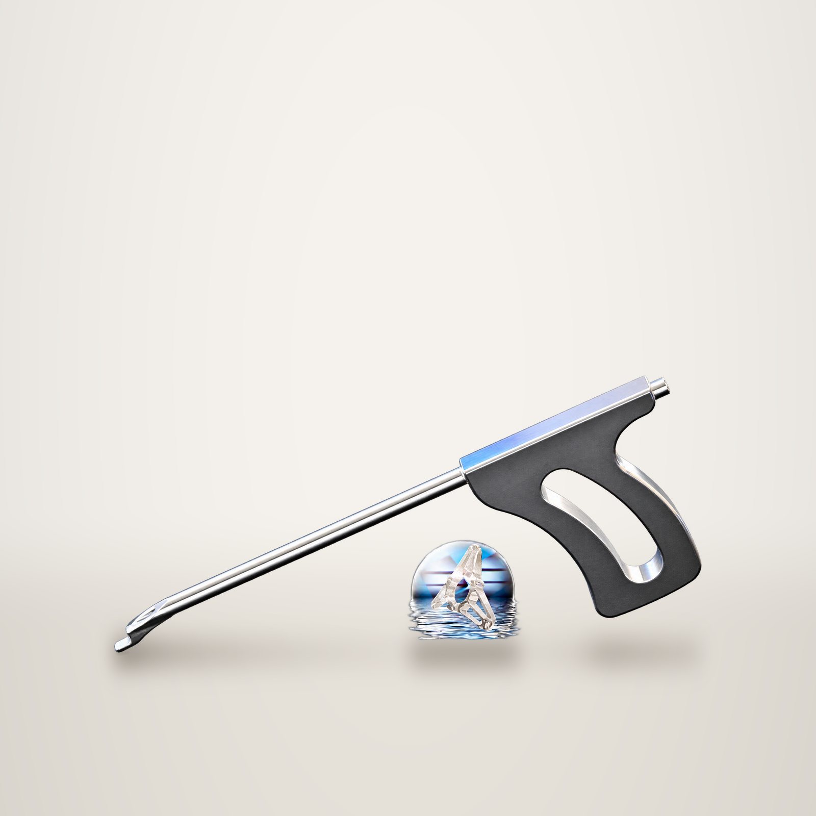 Un instrument chirurgical en acier poli, doté d'une longue tige et d'une poignée ajourée, posé sur une surface grise sombre avec un petit logo transparent au centre.