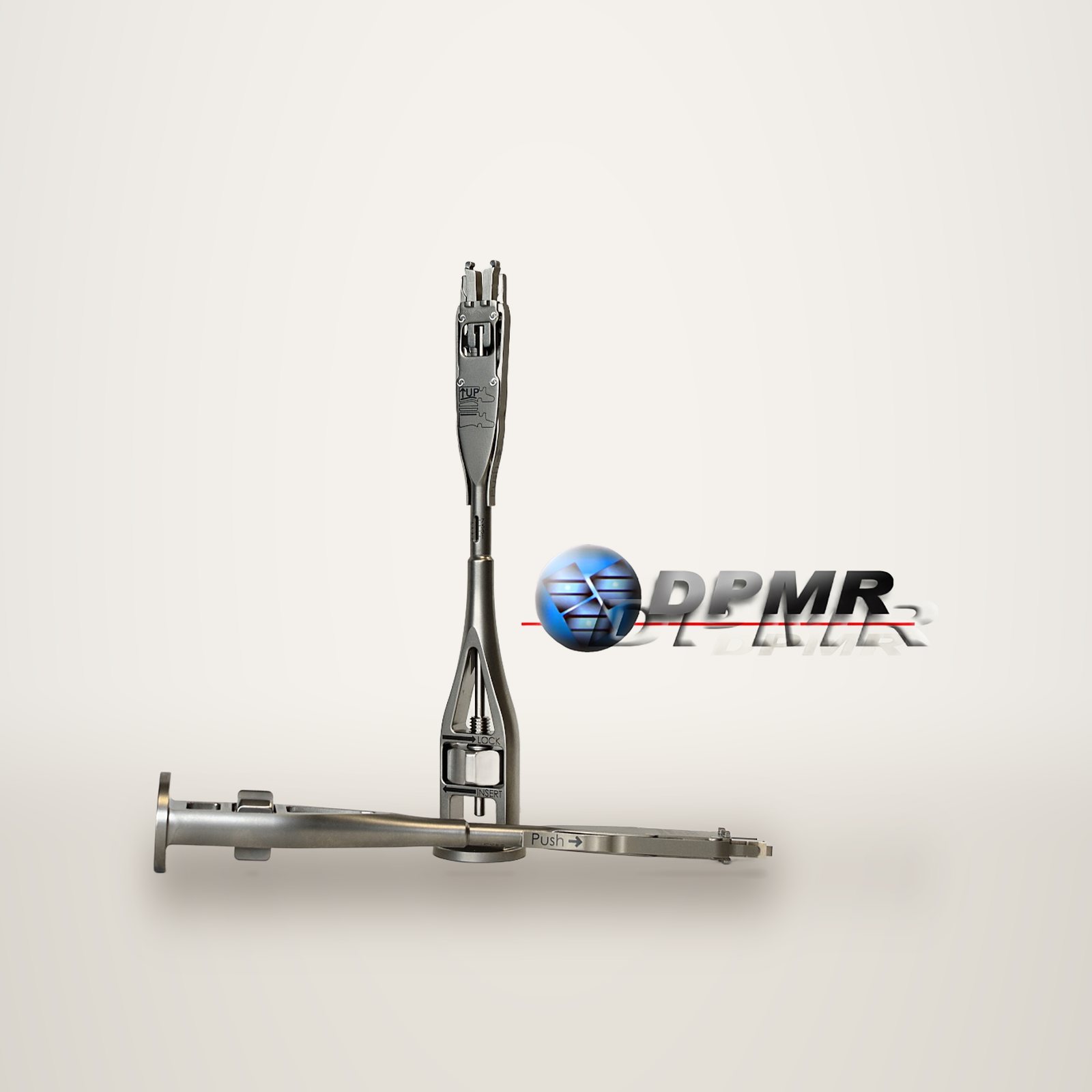 Deux instruments chirurgicaux en acier inoxydable, l'un debout et l'autre couché, devant un mur clair avec le logo DPMR.